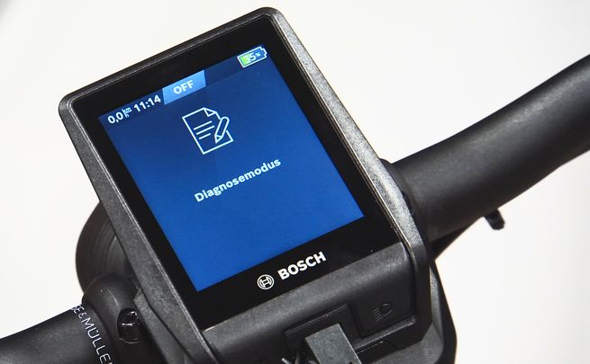Diagnosegeraet am Antrieb eines E-Bikes